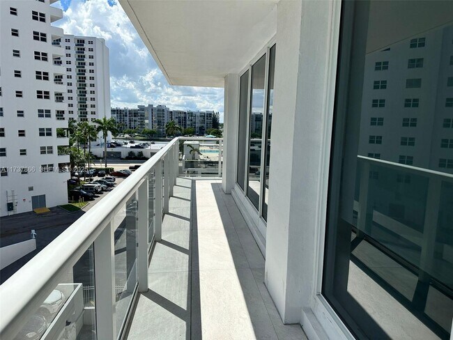 Building Photo - 2751 S Ocean Dr