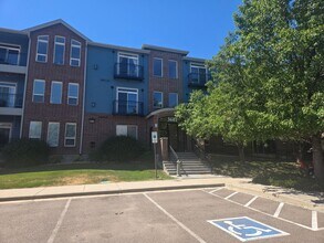 Building Photo - Spacious Condo in Gated Community | Close to light rail.