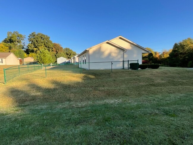 Building Photo - 3 bedroom/2 bath home