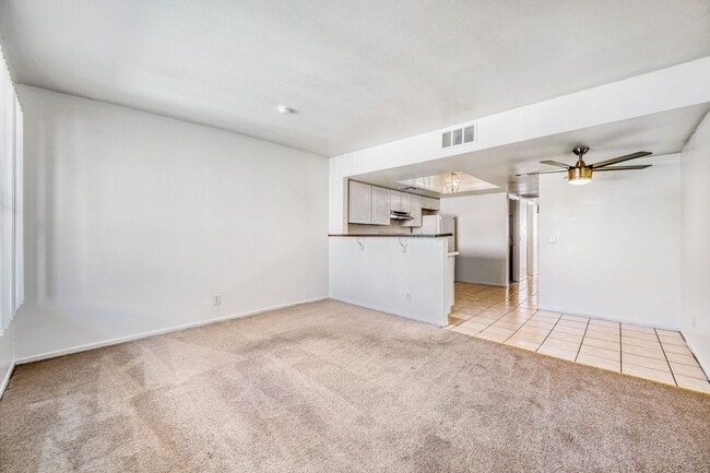 Building Photo - Cozy 2 Bedroom Upstairs Unit With Lots of Natural Light!