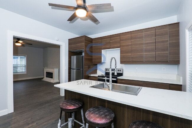 Building Photo - Graceful Living in the Heart of Carey Park – 3BR/2BA