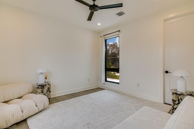 Building Photo - 2015 De Verne St