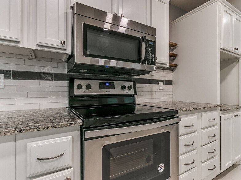 Building Photo - 9906 Mantle Dr