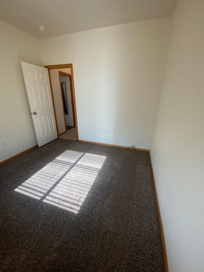 Building Photo - April Rent FREE - Triple Car Garage