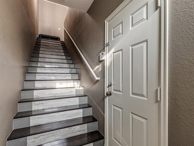 Building Photo - 6162 N Brookline Ave