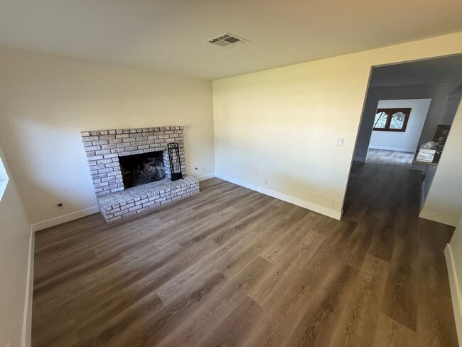 Building Photo - 3-Bedroom Home with Dog Run and Private Ya...