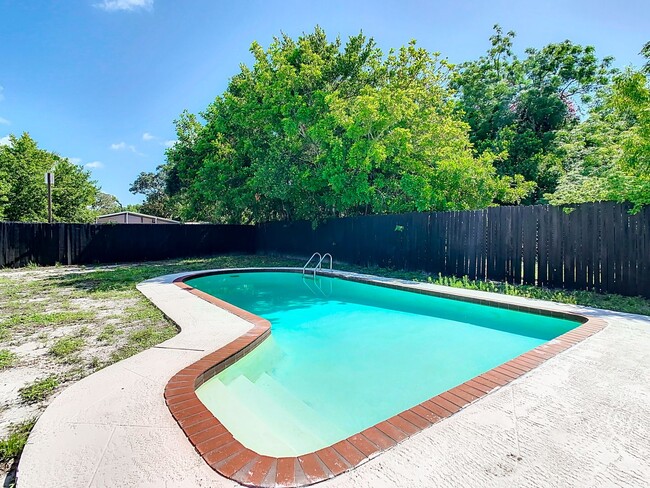 Building Photo - Stunning Rental Pool House in South St. Pe...