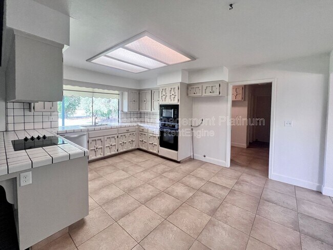 Building Photo - 9193 N Fowler Ave