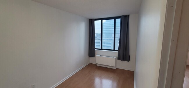 Building Photo - 45 River Dr S