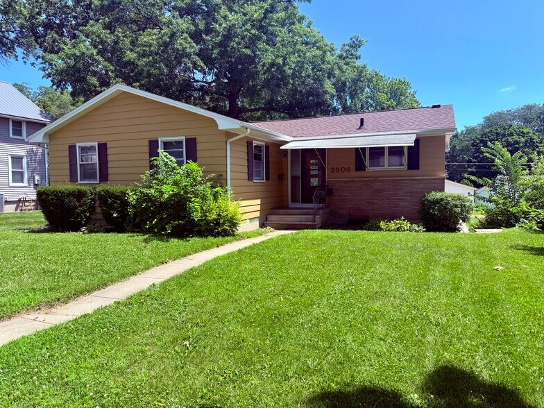 Cedar Falls - 2506 Iowa St