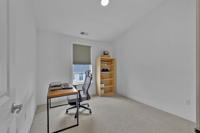 Building Photo - 8 Brentwood Cir