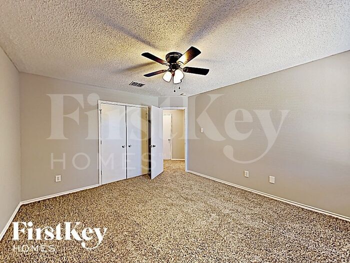 Building Photo - 1001 Mazourka Dr