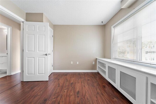 Building Photo - 406 S Cedar Ave