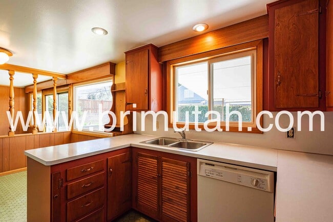 Building Photo - 2630 Lincoln Ln