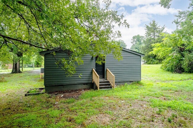Building Photo - Three Bedroom Home