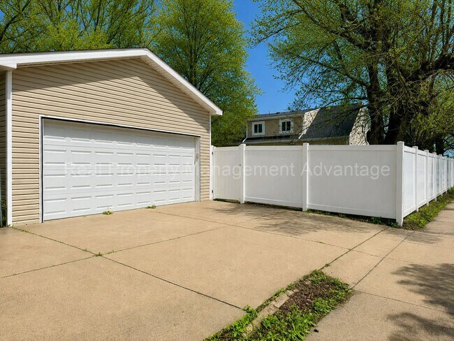 Building Photo - 3 Bed/2.5 Bath - Cape Cod Charm with Modern Comforts Throughout