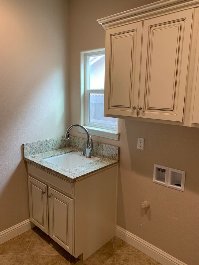Building Photo - 1194 Paradise Loop