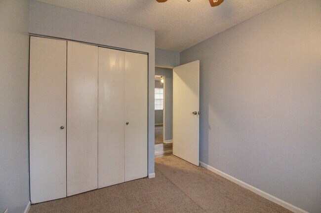 Building Photo - Charming 4 Bedroom Home!
