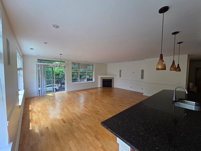 Building Photo - 2220 W Maypole Ave