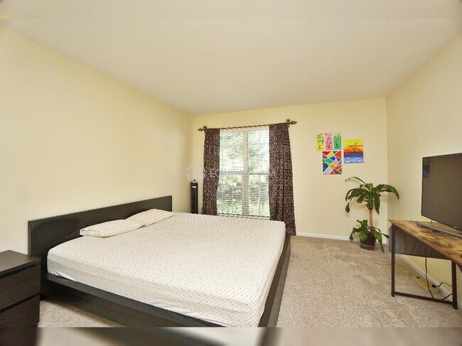 Building Photo - 6275 Hummingbird Dr