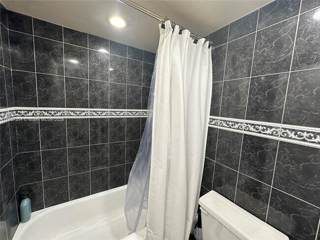 Building Photo - 1300 NE Miami Gardens Dr