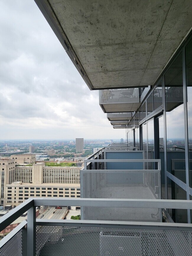 Building Photo - 235 W Van Buren St