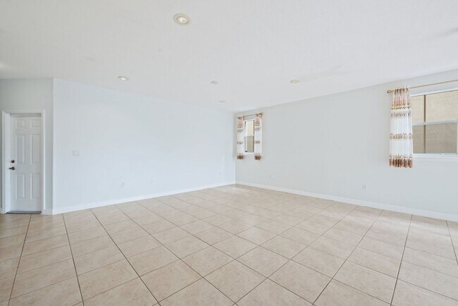 Building Photo - Spacious Waterfront 3-bedroom 3-bath Singl...