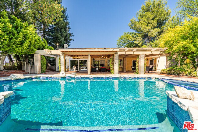 Building Photo - 18022 Lake Encino Dr