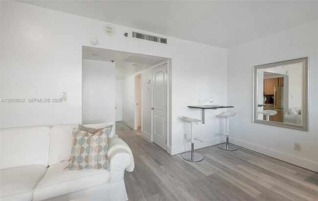 Building Photo - 100 Lincoln Rd