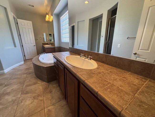 Building Photo - 5-Bed Retreat with Granite Elegance & Cozy Fireplace – 3690 Sq Ft of Comfort in Las Vegas with a ...