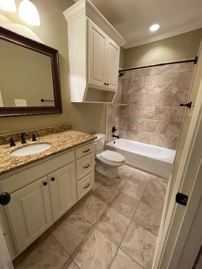 Building Photo - Gorgeous 4 Bedroom home in Twelve Oaks