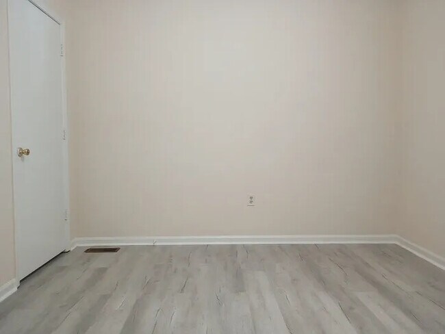 Building Photo - 3 Bedroom 2 Bathroom