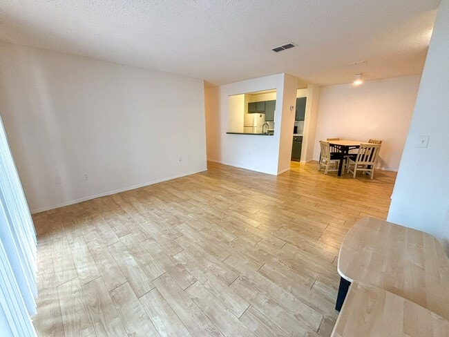 Building Photo - Windsor Park #515 - Pet Friendly!