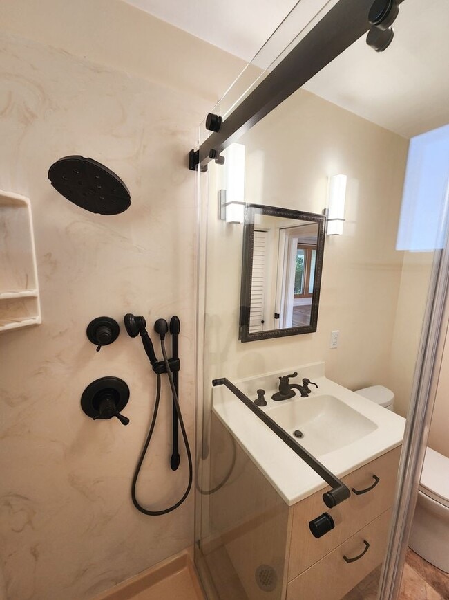 Building Photo - Two bedroom house in Redwood City