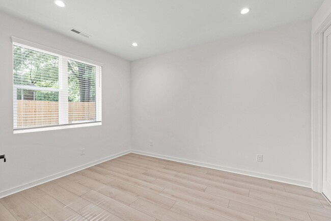 Building Photo - Move-in Ready Modern Townhome!!