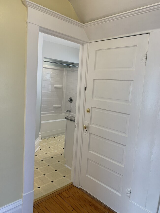 Building Photo - 628 37th St