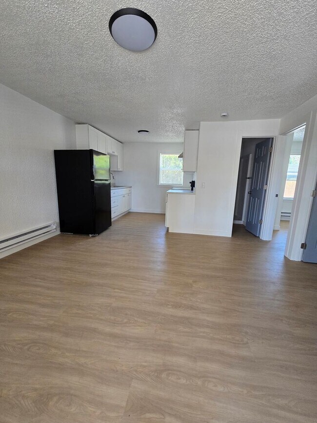 Building Photo - Freshly Remolded 2 Bedroom Apartment Move-...