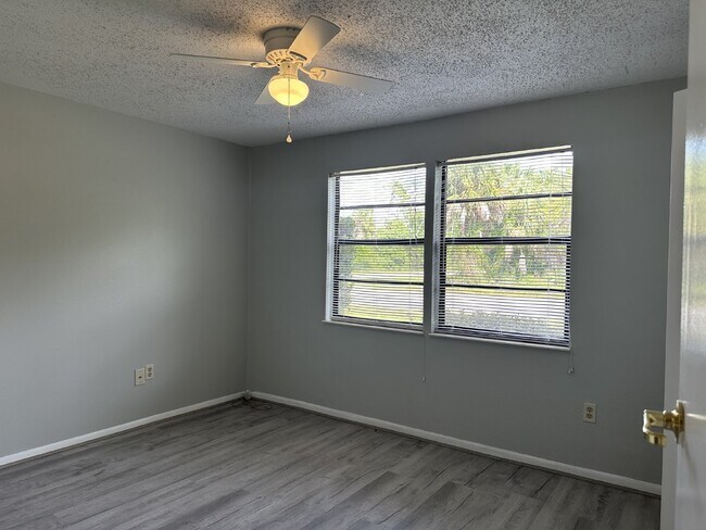 Building Photo - Cedarwood Condominiums