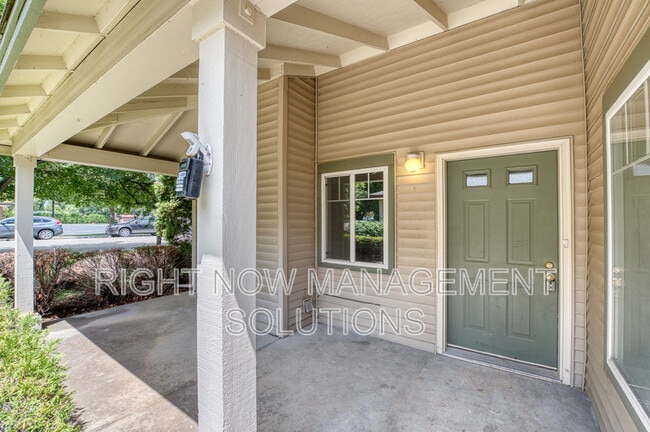 Building Photo - 2318 S Shoshone St