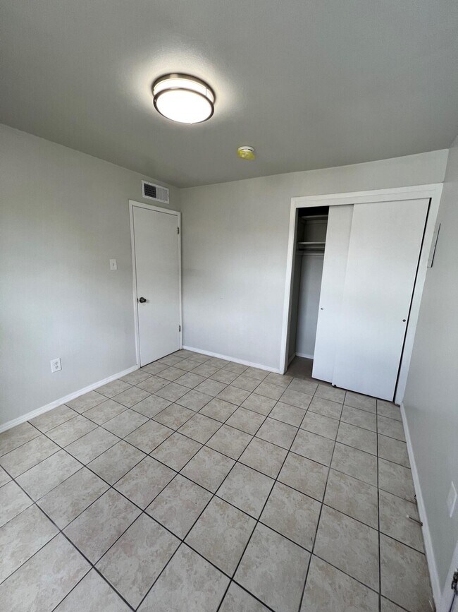 Building Photo - 202 Mango Rd