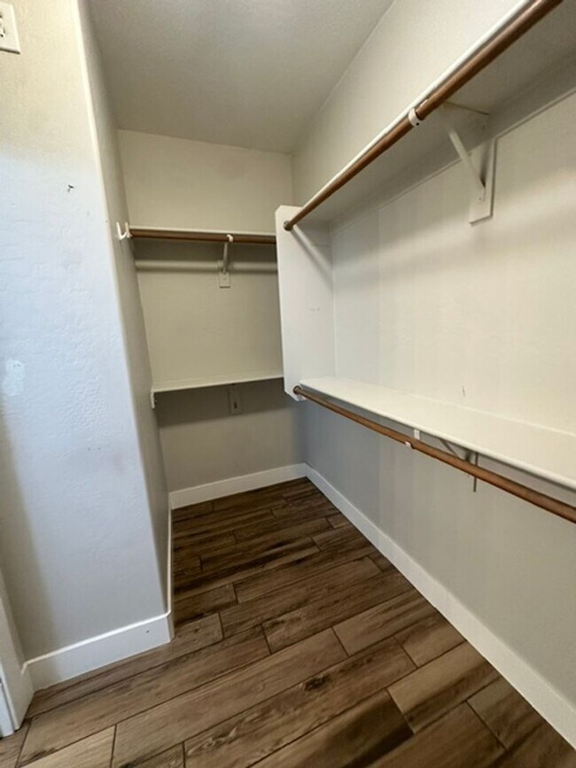 Building Photo - Beautiful Remodeled Cortina Home, 2310 sq ft, 4-bed, 2-bath home with a bonus den.