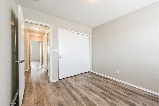 Building Photo - 1109 W Bluefield Ave
