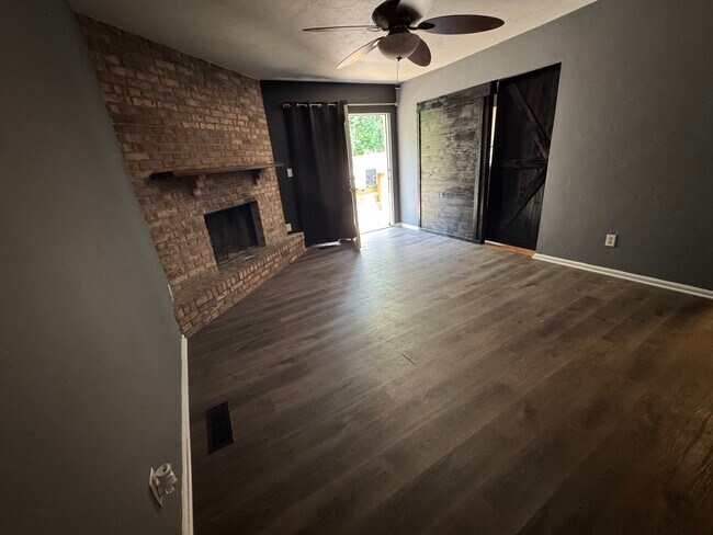 Building Photo - 494 Teal Ln