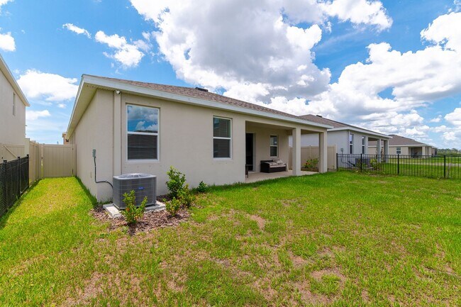 Building Photo - Pet Friendly, Spacious, modern 4 bed home ...
