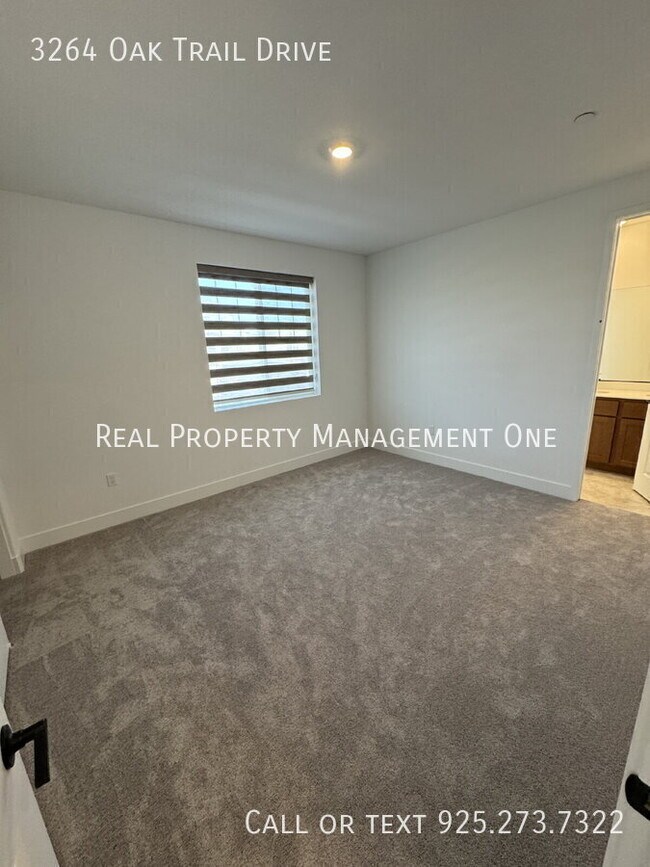 Building Photo - 3264 Oak Trl Dr