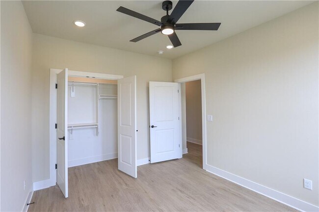 Building Photo - 970 Moksha St