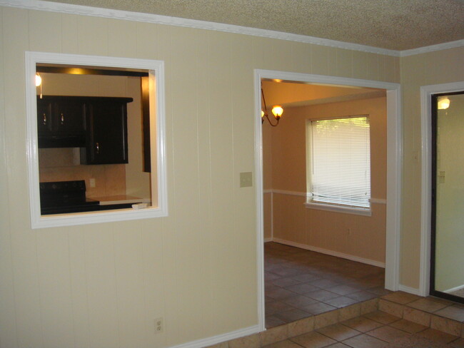 Building Photo - Pre-Leasing this Updated 3/2/2 Great Locat...