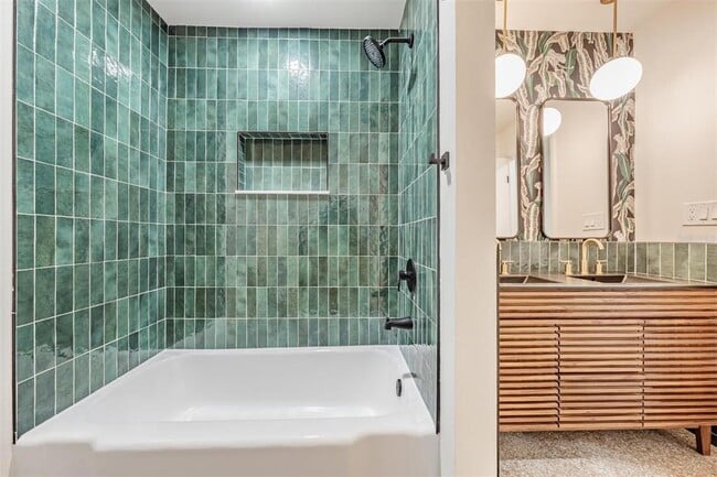 Building Photo - 11012 N Oregon Ave