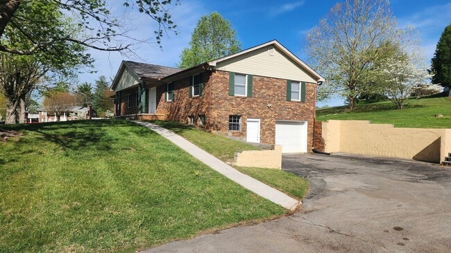 Building Photo - Large Brick Ranch near Cherokee Lake