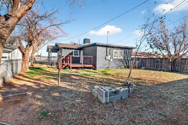 Building Photo - 2011 W 16th St